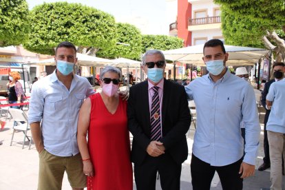 El homenajeado junto a su esposa y sus hijos.