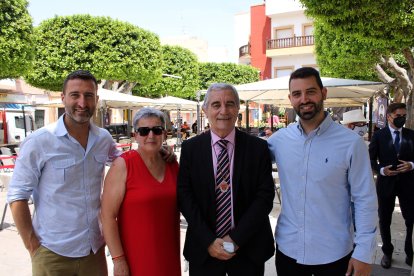 El homenajeado junto a su esposa y sus hijos.