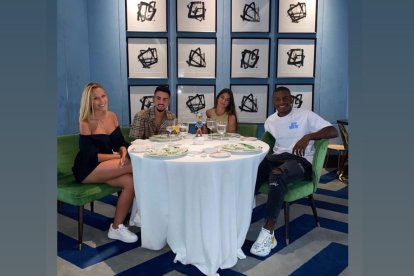 Morlanes y Akieme con sus parejas.