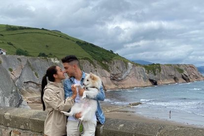 Juan Ibiza con su pareja.