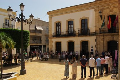 Vera guarda un minuto de silencio.
