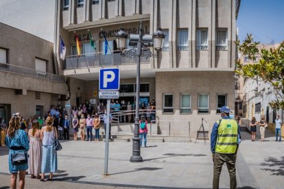 Minuto de silencio a las puertas del Ayuntamiento de Roquetas.