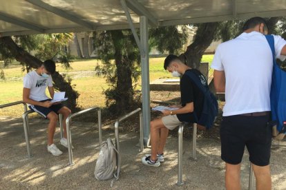 Con los apuntes en la mano.