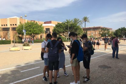 Pequeños grupos de alumnos minutos antes de la segunda prueba.