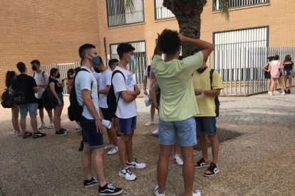 Estudiantes a la espera de realizar el examen.