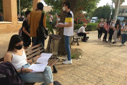 Repasando los apuntes en solitario.