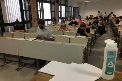 Gel hidroalcohólico encima de la mesa.