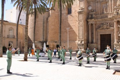 La Banda del Tercer Tercio actuando en la Plaza de la Catedral y ante la mesa petitoria de La Legión.
