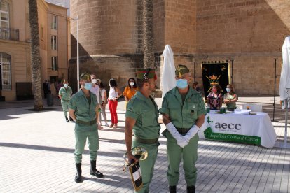 El cabo 1º Ángel Ibáñez junto al general jefe de la Brigada de La Legión y el comandante Titos.