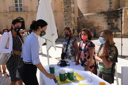 Entregando donativo en la mesa de La Legión.