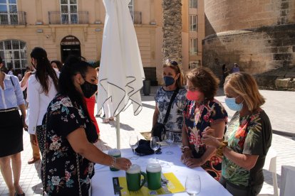 Entregando donativo en la mesa de La Legión.