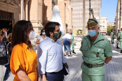 La presidenta de la AECC-Almería, el presidente de VOX en Almería y  el general jefe de la Brigada de La Legión.