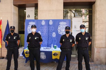 La Comisaria Provincial de la Policía Nacional en Almería en su mesa petitoria del Día Contra el Cáncer.