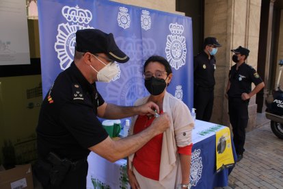 Recogiendo donativos en la mesa petitoria de la Policía Nacional.
