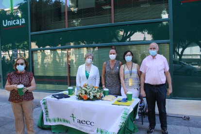 Mesa petitoria de la AECC-Almería.