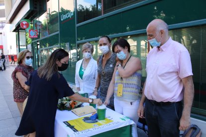 Mesa petitoria de la AECC-Almería.