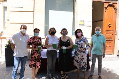Concejales del Ayuntamiento de Almería en su mesa petitoria.