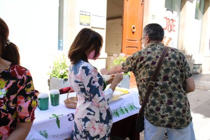 Concejalas del Ayuntamiento de Almería participando en su mesa petitoria.