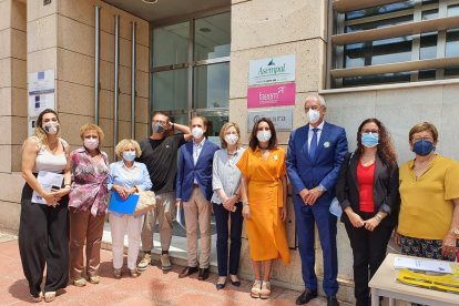 Mesa petitoria empresarial almeriense ante su sede en la Avenida de Cabo de Gata.