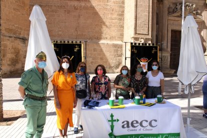 El general jefe de la Brigada de La Legión, la presidenta de la AECC y la señoras de los mandos de La Legión, en su mesa petitoria.