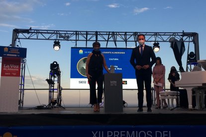 María de los Ángeles Ros, madre de Marta Navarro, recoge el premio Cultura en su nombre.