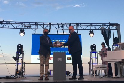 Matías Gómez Cervellera (i.), presidente de la SAT Los Guiraos, recoge el premio Economía de manos del alcalde de Cuevas, Antonio Fernández.