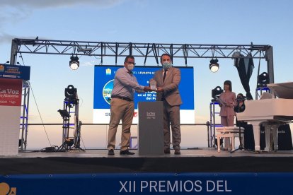 Segundo Premio Economía, esta vez para el sector pesquero de Carboneras en el 30 aniversario del Puerto Pesquero. Lo recoge en representación del sector Pedro Hernández (d.) de manos de Andrés Belmonte, concejal de pesca de Carboneras.