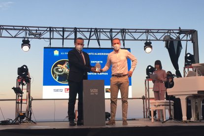Domingo José Ramos, alcalde de Lubrín, entrega el Premio Deporte a David García Ramos (d.).