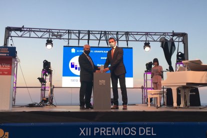 Premio Empresa para Excavaciones Ramos García. Recoge Ginés Ramos de manos del alcalde de Los Gallardos, Francisco Miguel Reyes.