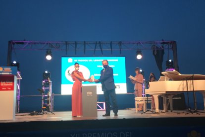 La joven cantante Montse Sánchez recoge el Premio Comunicación y Arte.