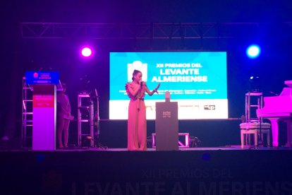 Actuación de Montse Sánchez tras recoger el galardón.