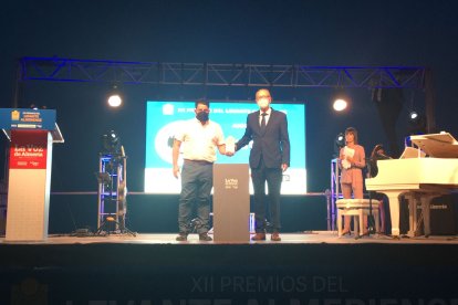 Premio Asociacionismo para Espeleoclub El Tesoro. Recoge su presidente, Pedro García Contreras (i.). Entrega José Fernández, alcalde de Sorbas.