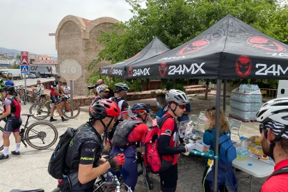 Ciclistas reponiendo fuerzas en Abla.
