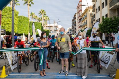 El alcalde de la villa cortando la cinta de la carrera.