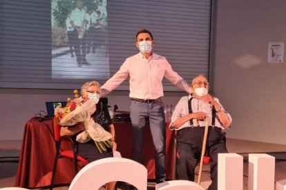 El Ayuntamiento le ha entregado un escudo de plata y un pergamino.