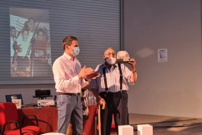 El Ayuntamiento le ha entregado un escudo de plata y un pergamino.