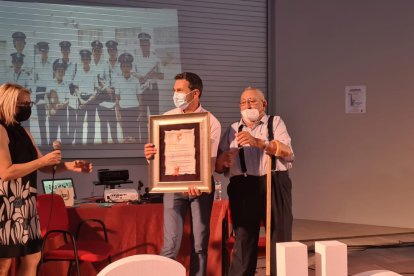 El Ayuntamiento le ha entregado un escudo de plata y un pergamino.