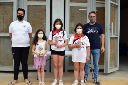 Juanjo Segura y Miguel Álvarez, con los ajedrecistas.