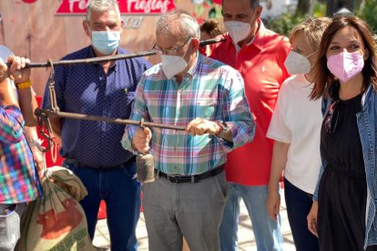 El alcalde pesando la pieza.