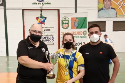 La capitana del Comarca de Níjar con su trofeo.