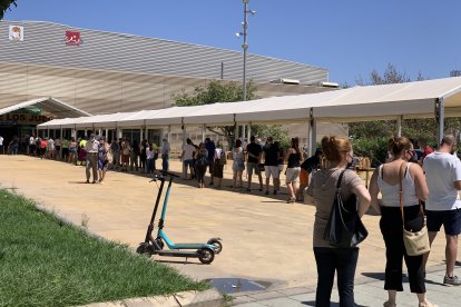 Colas de los almerienses que acuden a pie a ponerse la vacuna contra la Covid.