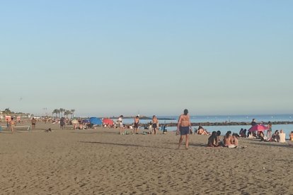 Los almerienses alargaron la tarde del 23 de junio en la playa del Zapillo.