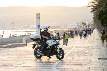 Policía Local en el Paseo Marítimo de la capital.