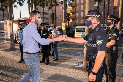 El alcalde visitaba ayer el puesto de mando en El Palmeral.