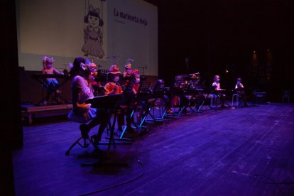 Escenario acogedor sobre las tablas del centenario Teatro Cervantes.