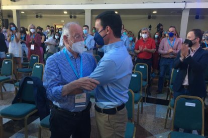 Gabriel Amat y Javier A. García se dan el relevo.