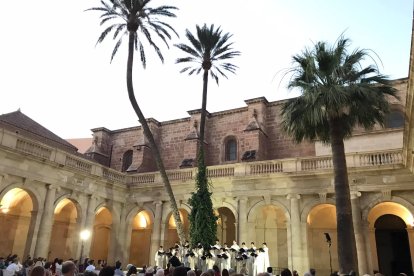La Escolanía del Valle de los Caídos, en el claustro de la Catedral.