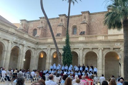 El coro infantil Pedro Mena, en el claustro de la Catedral.