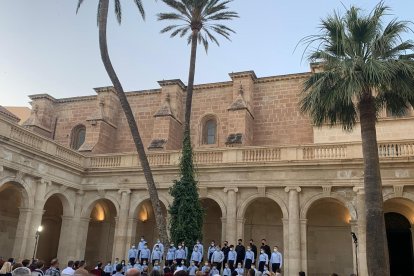 Un momento del inicio del primer concierto en el claustro de la Catedral.