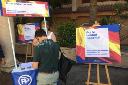 Un militante llega al congreso.